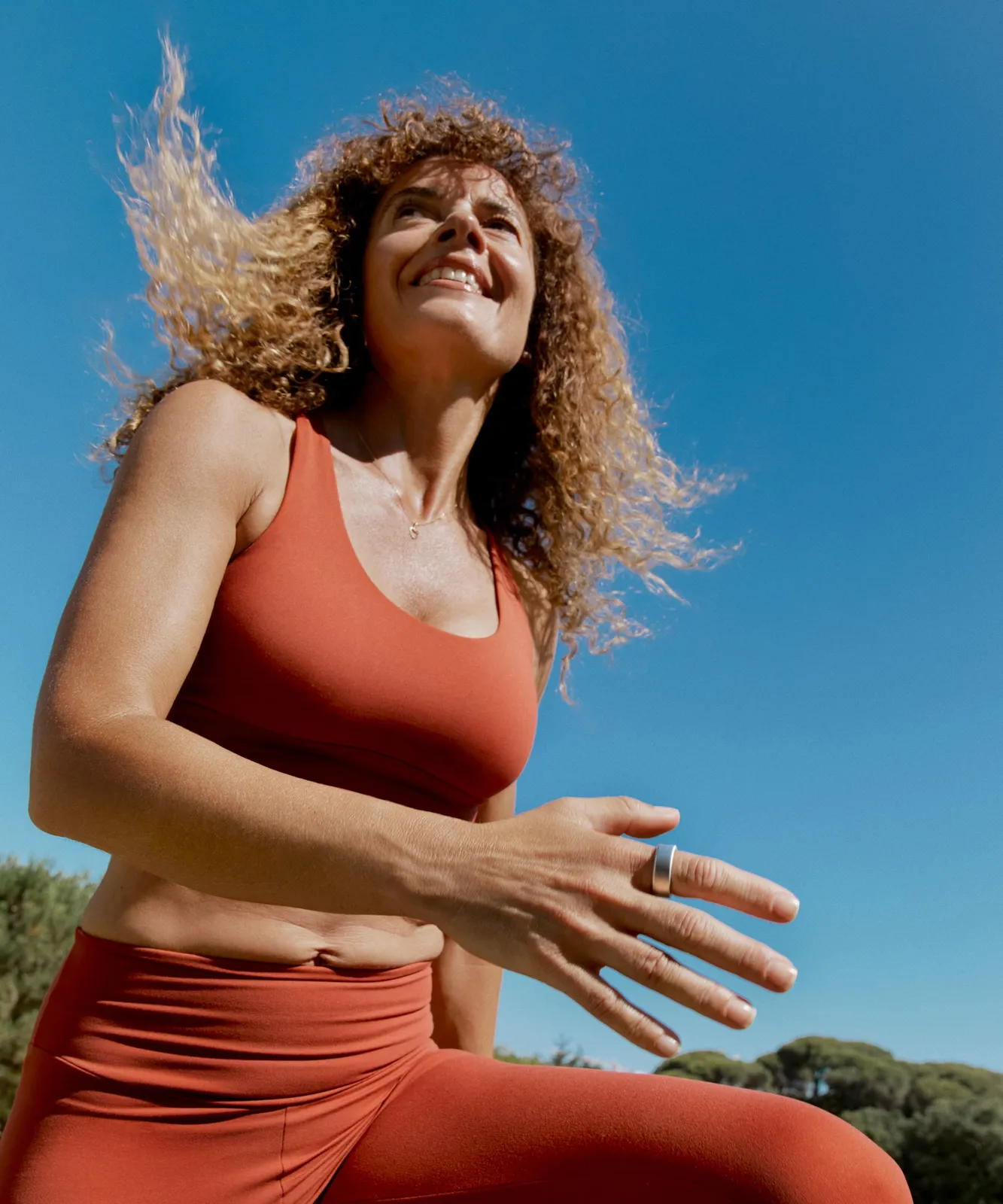 Une femme portant un anneau KEORA Ring pratique une activité physique