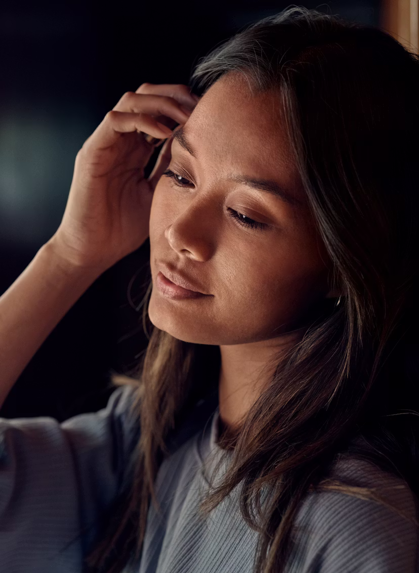 Une femme se touche les cheveux