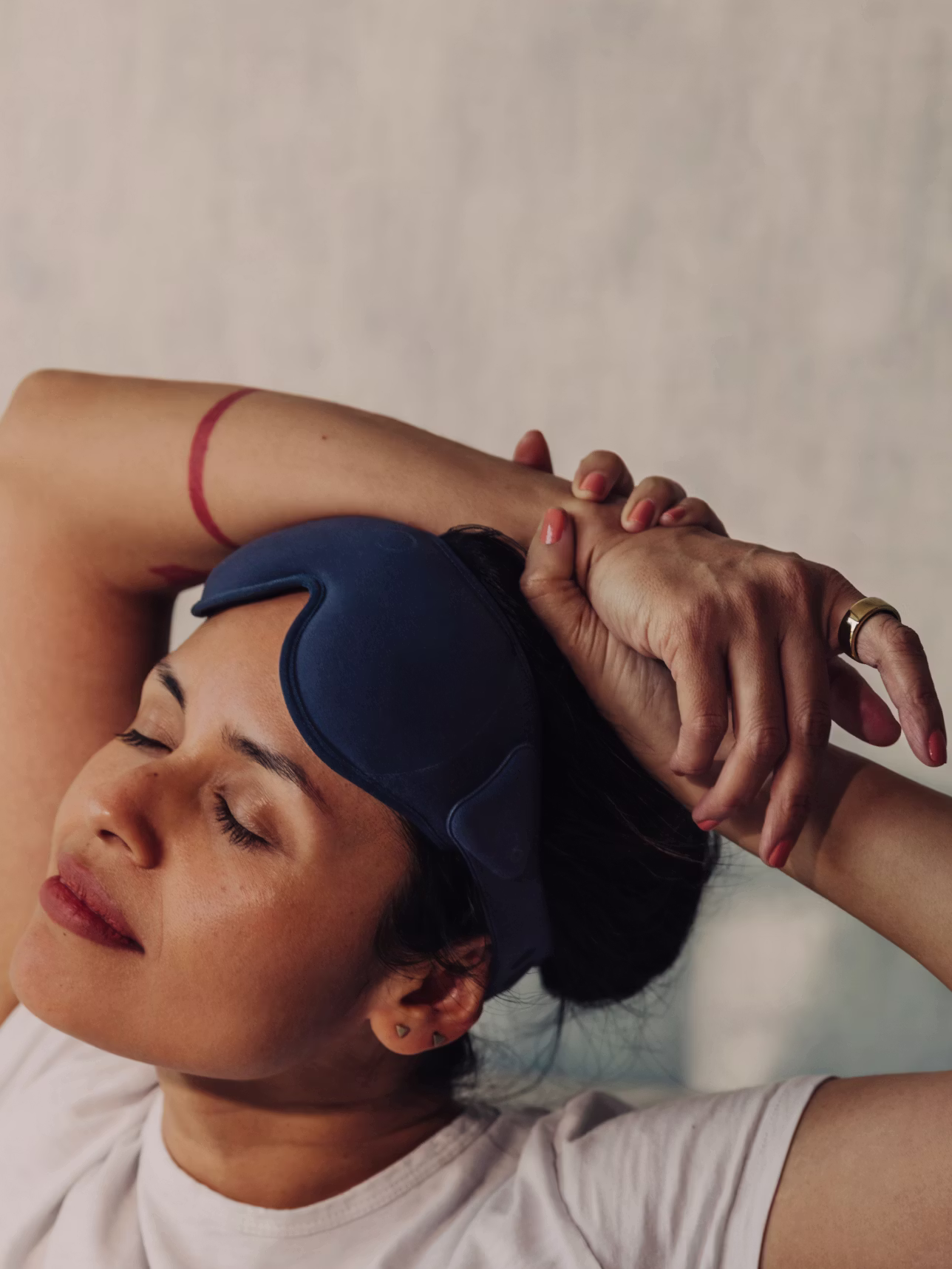 Une femme en train de lire un livre, la KEORA Ring au doigt.