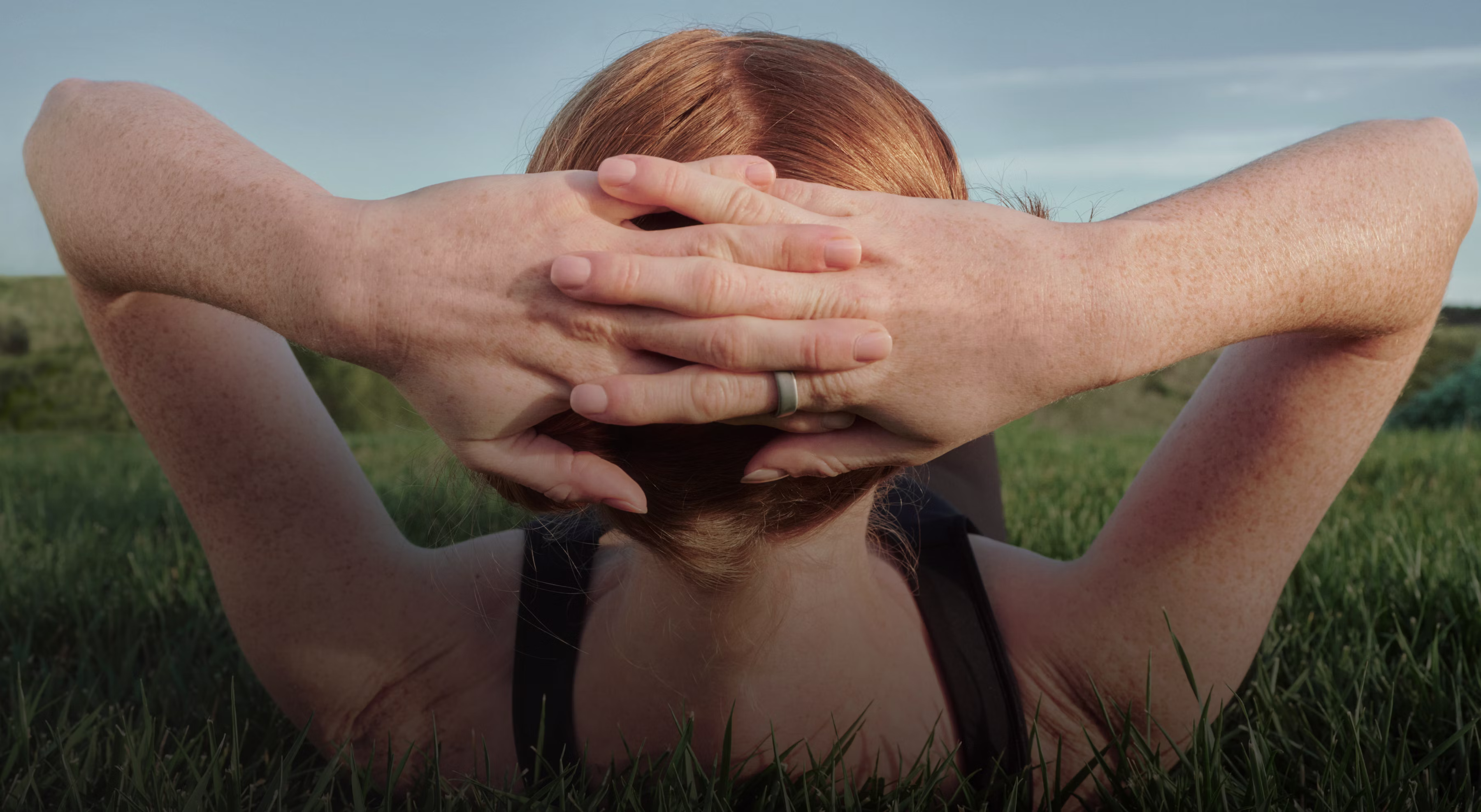 Une femme en train de faire des abdominaux, l’Oura Ring 5 au doigt