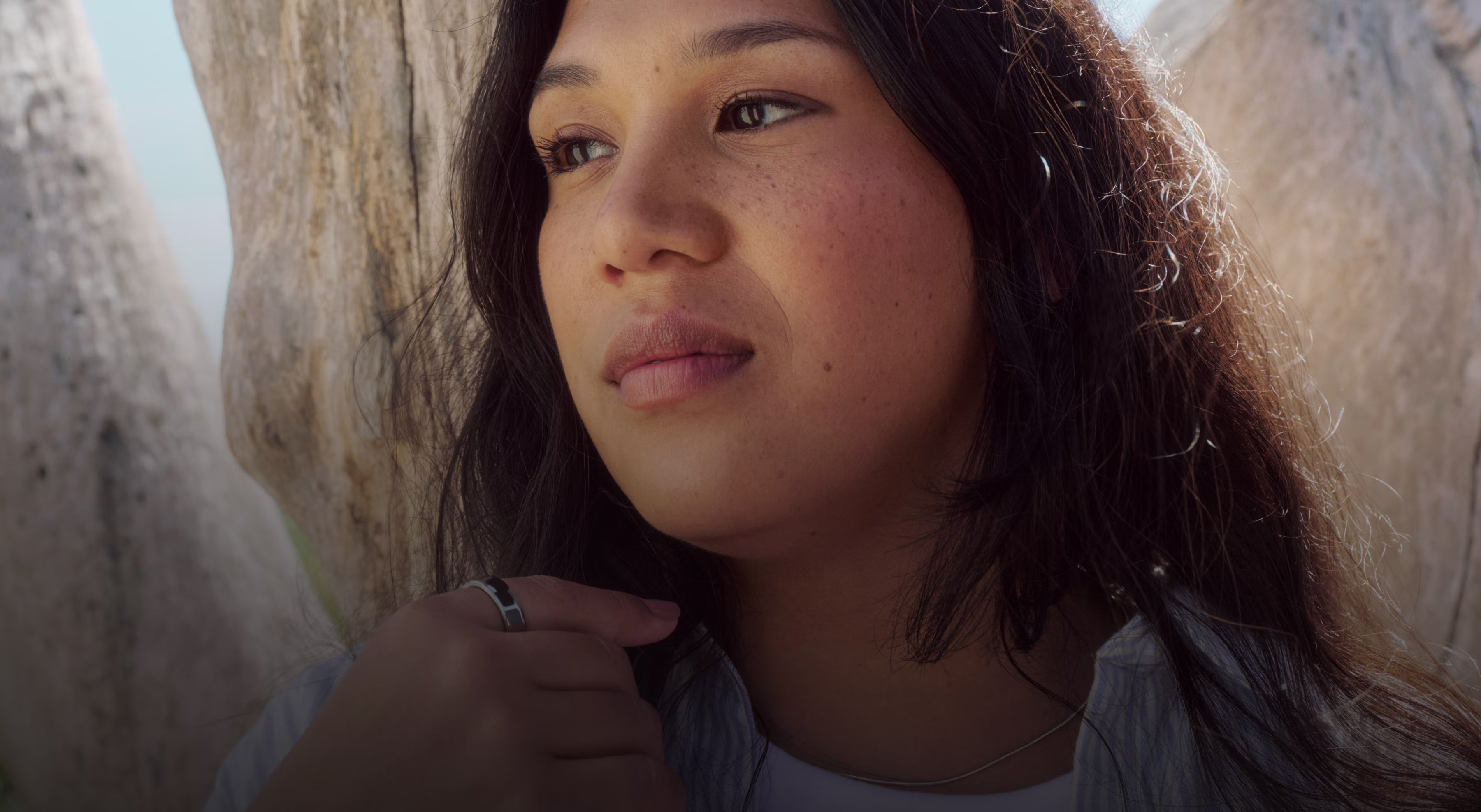 Une femme avec l’Oura Ring 5 au doigt