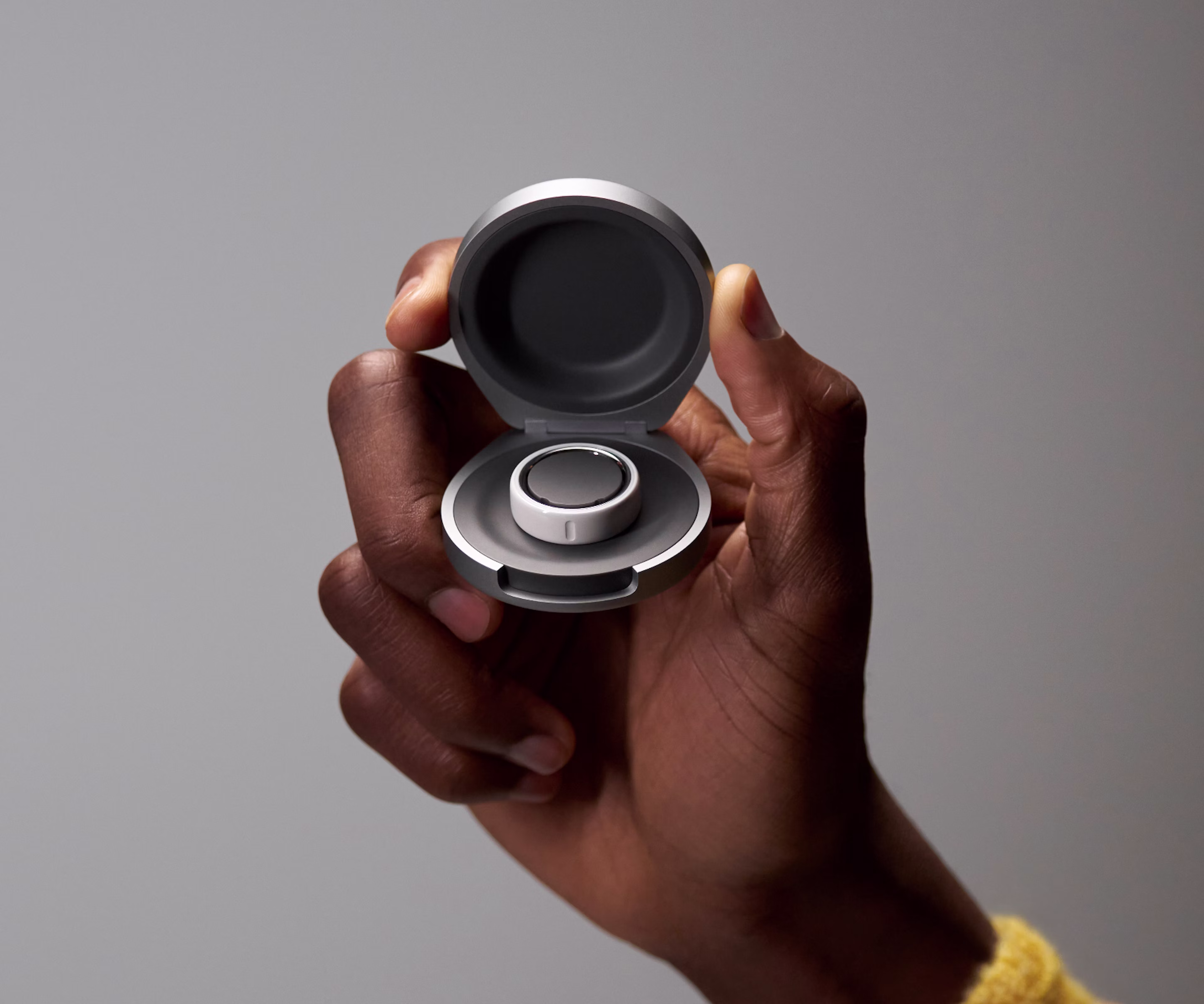 Gros plan de la KEORA Ring 4 Charging Case dans une main.